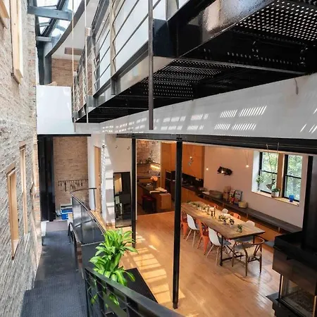 Steel And Sky Villa